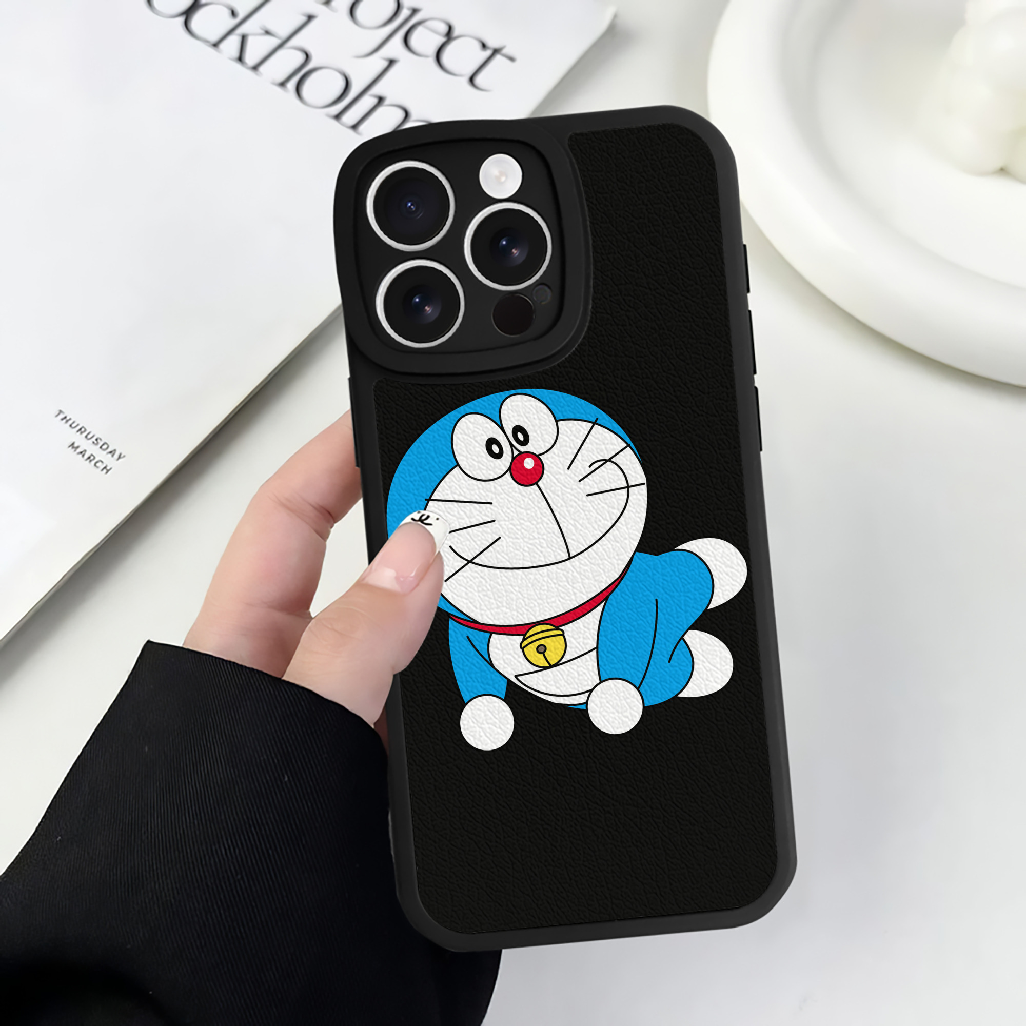 （画像用） ドラえもん Doraemon 【iPhone 16シリーズ対応】シリコンスマホケース（レザー調） 材質：シリコン